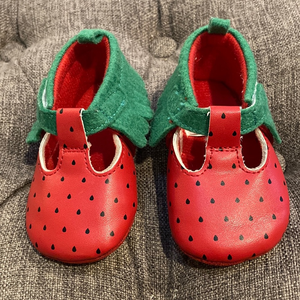 Strawberry soft shoes 6-9 mo